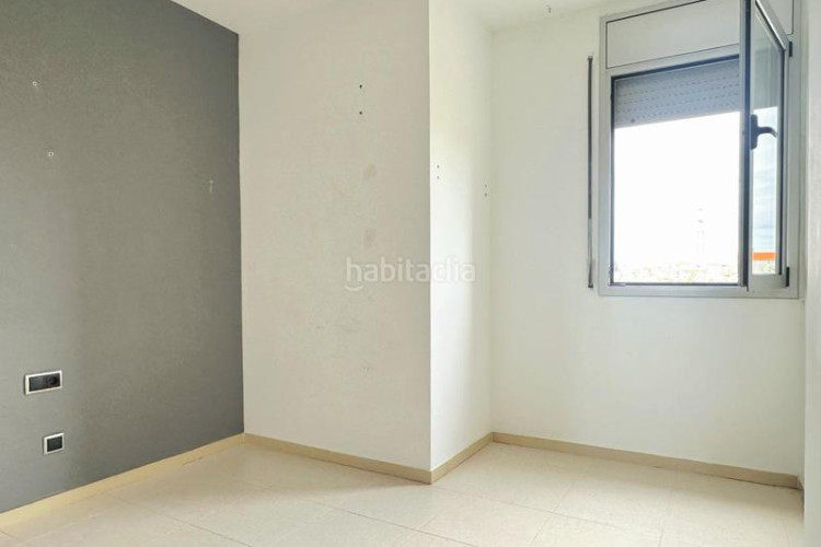 Ático atico 102 m2 con terraza de 53 m2 a pie de comedor incluye parquing y tratero en avenida madrid tocando estacio est en Terrassa