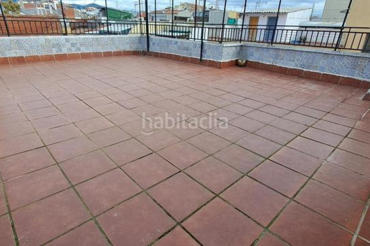 Ático atico totalmente reformado. 2 hab. dobles. 2 terrazas. amplio estudio. en Terrassa