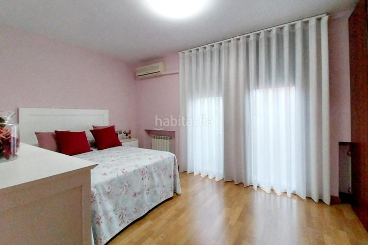 Casa adosada  con patio de 34m en la gripia, 3 hab. dobles estudio de 55m con fuego a tierra. amplio garaje en Terrassa