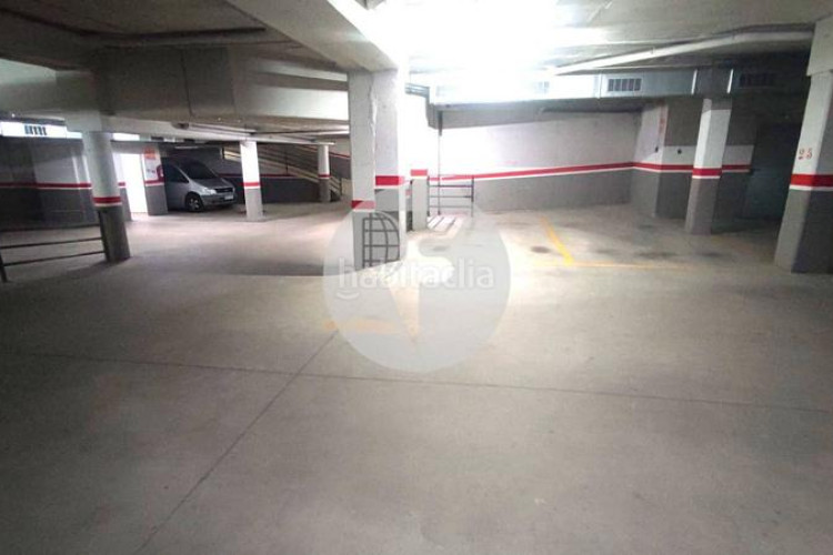 Planta baja bonita planta baja de 2 hab, terraza con barbacoa y plaza de aparcamiento en carrer conca torresana la gripia, en Terrassa