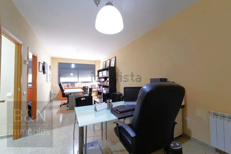 ¡Un piso muy amplio, listo para entrar a vivir con plaza de parking!