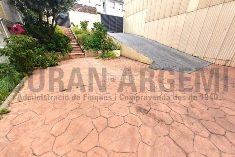 Casa  dos viviendas independientes en venta en la gripia les arenes en Terrassa