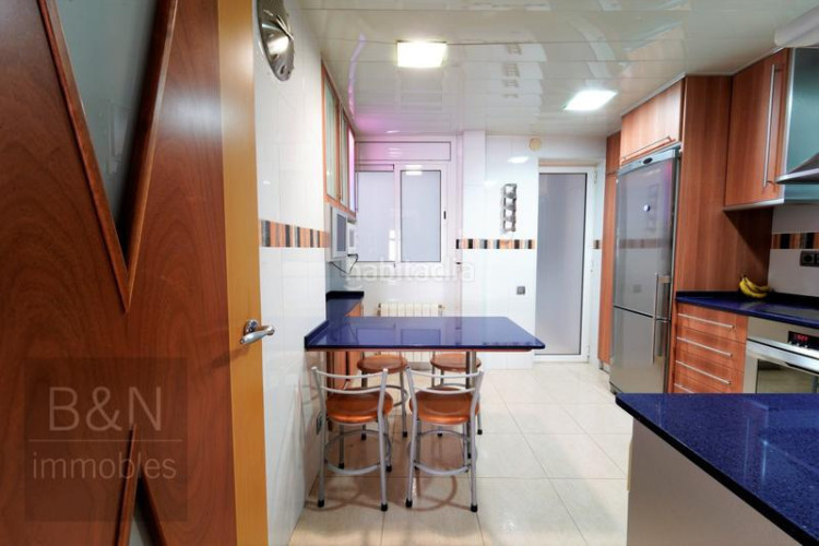 Piso una vivienda reformada, llena de luz natural, de estilo moderno y equipada con muebles hechos a medida! en Terrassa