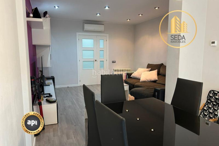 Piso amplio piso familiar con suite, balcones y parking en zona residencial tranquila en Terrassa