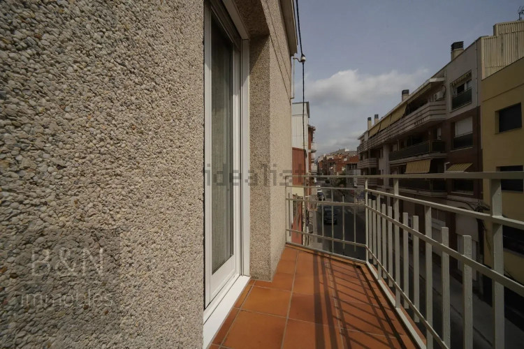 Un hogar reformado, con doble salida exterior y solo un vecino.