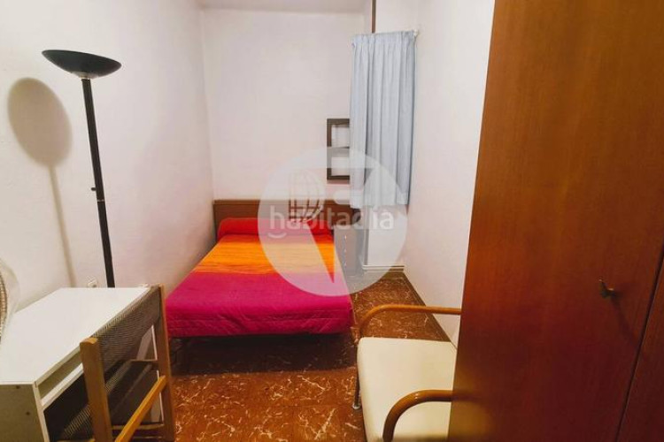 Piso descubre este piso funcional y con mucho potencial! en Terrassa