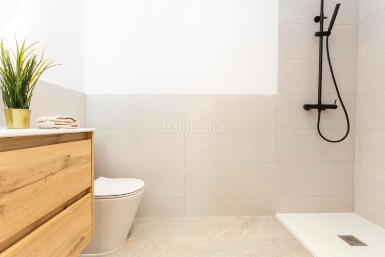 Piso precioso piso en inmejorable ubicación: vivienda esquinera con mucha luz: salón-comedor-cocina, 3 habitaciones, 2 baños, terraza.. en Terrassa