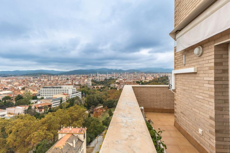 Ático  dúplex con terrazas y vistas panorámicas a un paso del centro , plaza de parking incluida en Terrassa