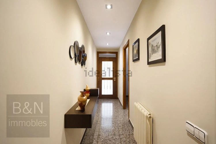 Una planta baja con alma de hogar y dos terrazas que te invitan a disfrutar de la vida