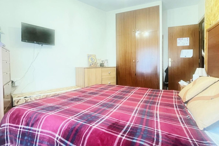 Plau00E7a del Mestre Serrat, Sant Pere