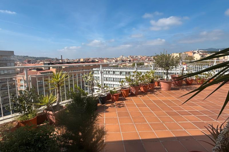 Ático espectacular y auténtico ático en una sola planta con una gran terraza con vistas despejadas en el centro!!! en Terrassa