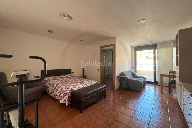 Casa adosada amplia casa adosada en La Maurina – 293 m², con garaje, ascensor y terrazas en Terrassa