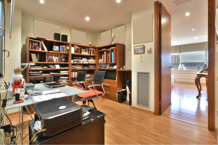 Poetessa Caparu00E0, Sant Pere Nord