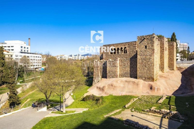 Piso  grande en perfecto estado con terraza y vistas zona vallparadis en Terrassa