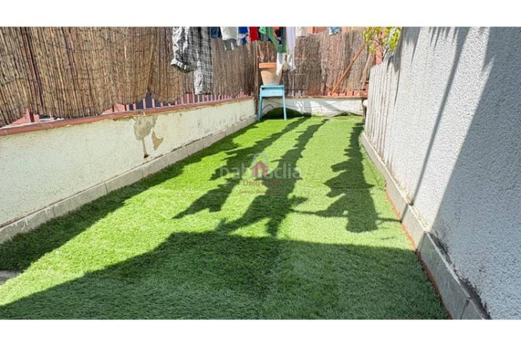 Casa pareada casa en en venta ca naurell de 210m construidos con salida a patio, dos terrazas y garaje. en Terrassa