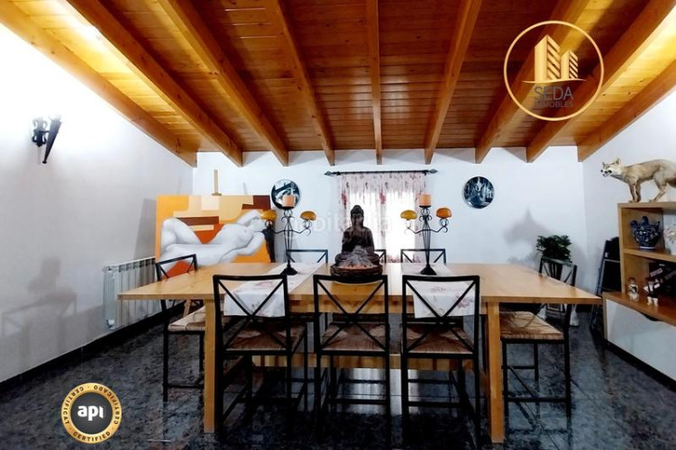 Casa impecable casa unifamiliar renovada con 4 plantas, garaje triple y estudio con chimenea en la gripia en Terrassa