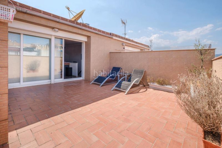 Casa adosada  con 3 habs. + 2 wc, terraza y pk en Terrassa