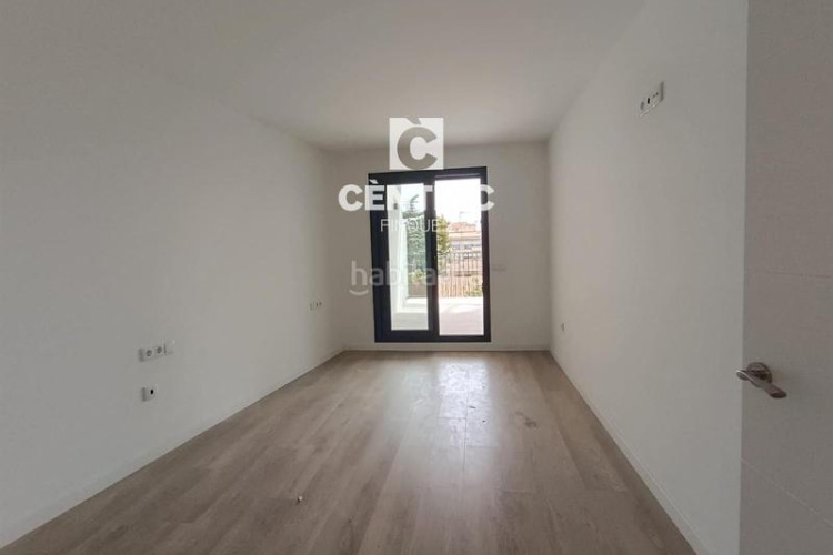 Piso dúplex tercera planta, 4 habitaciones y con terrazas en Terrassa