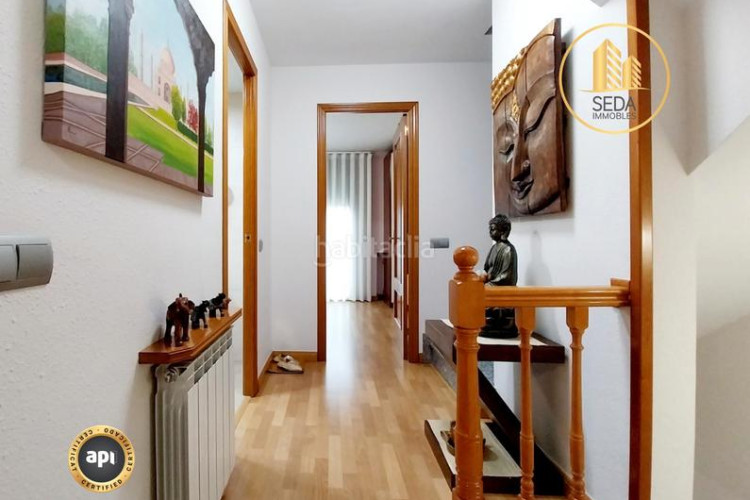 Casa impecable casa unifamiliar renovada con 4 plantas, garaje triple y estudio con chimenea en la gripia en Terrassa