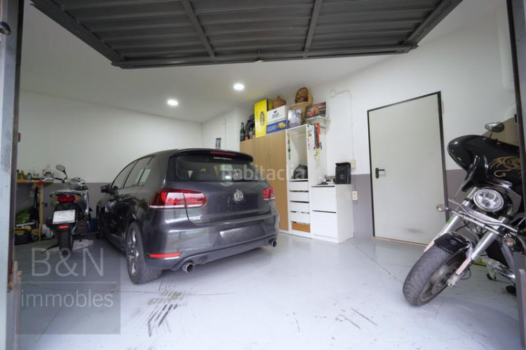 Casa  cantonera toda exterior, reformada en un estilo moderno y abierto, con una amplia terraza y gran garaje ! en Terrassa