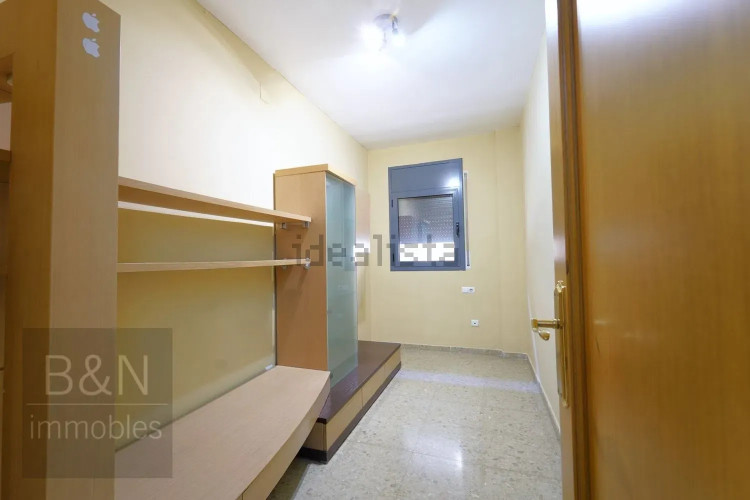 ¡Un piso muy amplio, listo para entrar a vivir con plaza de parking!