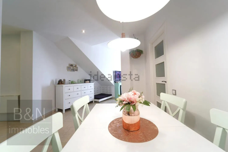 ¡Bienvenido al hogar de tus sueños! Este exclusivo dúplex es mucho más que una vivienda.