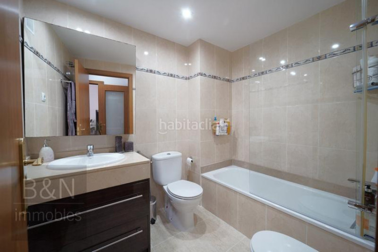 Piso te vas a enamorar de su carácter! amplio, luminoso, con zona comunitaria y plaza de párquing con trastero en Terrassa