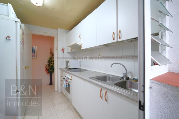 Piso un hogar de tres habitaciones, balcón, plaza de parking y trastero en Terrassa