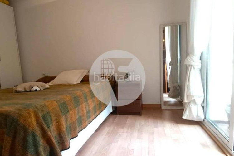 Planta baja bonita planta baja de 2 hab, terraza con barbacoa y plaza de aparcamiento en carrer conca torresana la gripia, en Terrassa