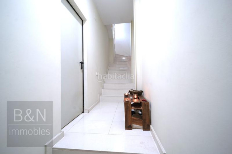 Casa  cantonera toda exterior, reformada en un estilo moderno y abierto, con una amplia terraza y gran garaje ! en Terrassa