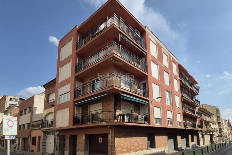 Piso de 137 m2 amb 4 hab i balco 10 m2 oest al carrer ireneu a 50 metres rambla en Terrassa