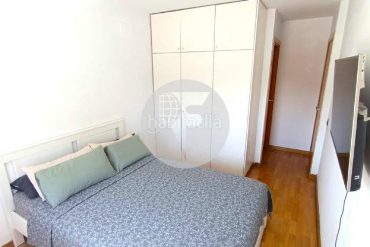 Piso bonito piso de 85 m2, 3 hab, 2 baños, galería, balcón, pk y zona comunitaria, en zona olímpica en Terrassa