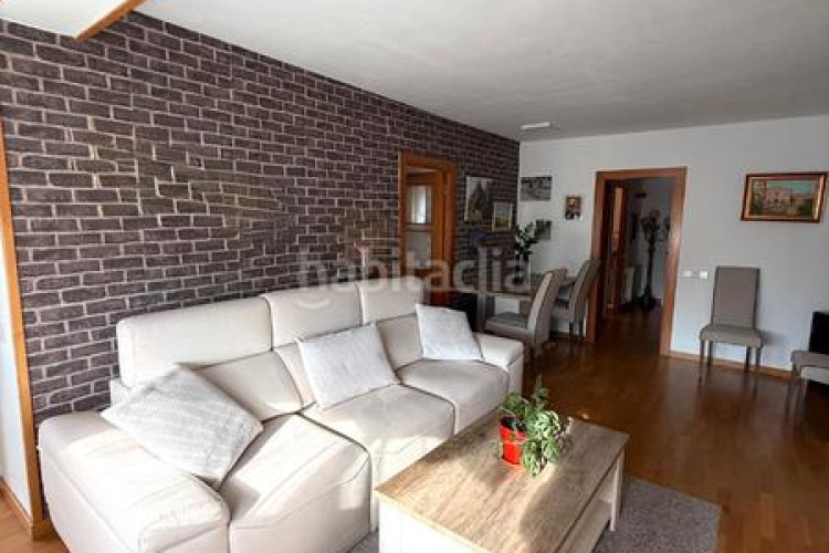 Piso zona de Ca n'Aurell. piso de 4habs. + 2lav. + balcón en angel sallent en Terrassa