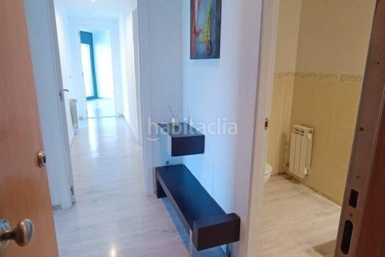 Piso  2 habitaciones con balcón junto estación est en Terrassa