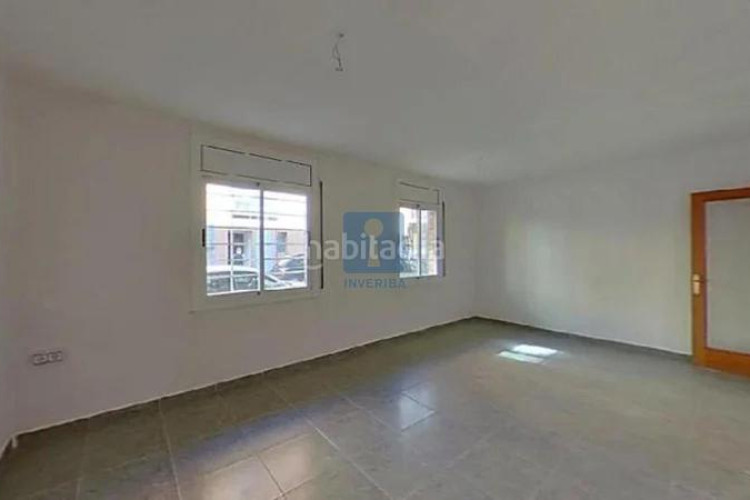 Piso inmueble ilegalmente okupado situado en la calle mossen angel rodamilans 222, bajos 4, , barcelona. en Terrassa