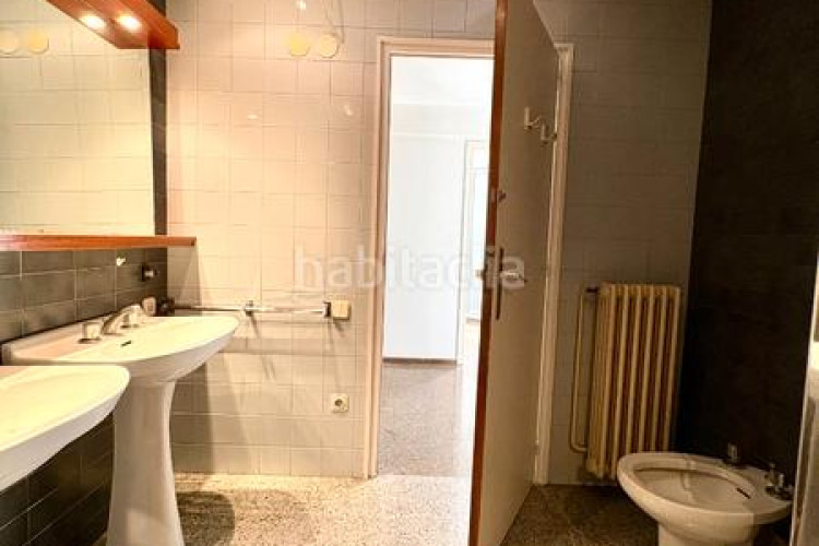 Piso  señorial único en pleno centro – 6 habitaciones, 3 baños, terraza de 200 m², parking incluido en Terrassa