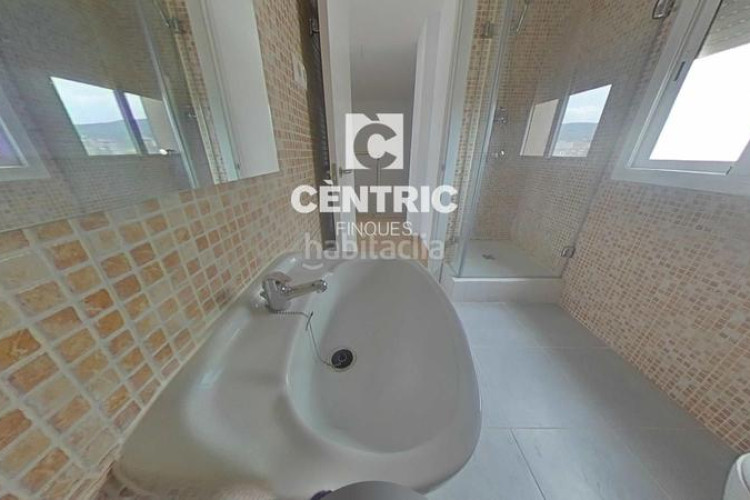 Piso amplio piso reformado con 4 habitaciones y ascensor ideal para familias o inversores! en Terrassa