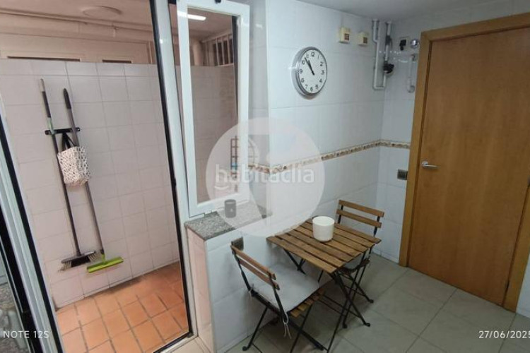Piso bonito piso de 85 m2, 3 hab, 2 baños, galería, balcón, pk y zona comunitaria, en zona olímpica en Terrassa