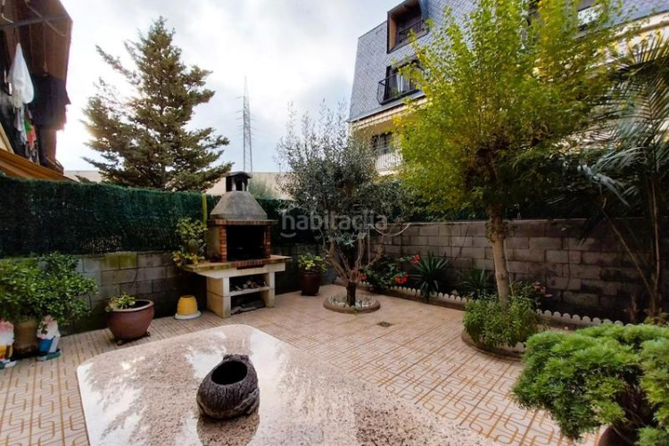 Casa adosada la gripia. casa adosada de 3habs + estudio + 2lav + terraza + garaje en Terrassa
