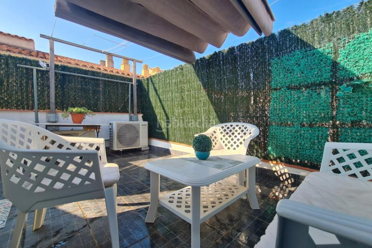 Casa adosada casa con dos plazas de garaje y terraza en Terrassa