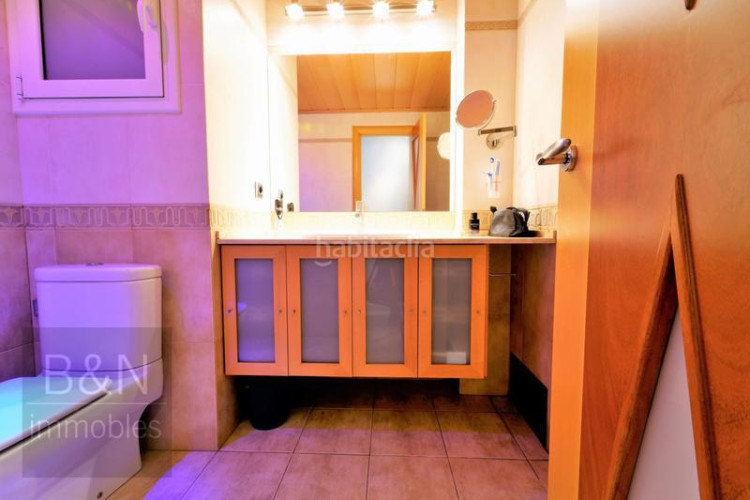 Piso una vivienda reformada, llena de luz natural, de estilo moderno y equipada con muebles hechos a medida! en Terrassa