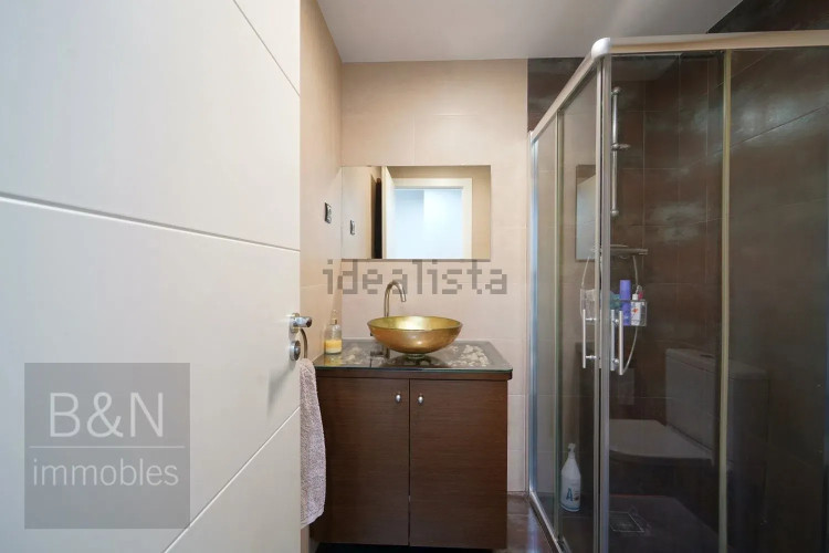 Una vivienda reformada con encanto, dos balcones y plaza de parking