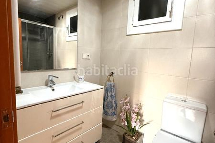 Piso zona de Ca n'Aurell. piso de 4habs. + 2lav. + balcón en angel sallent en Terrassa