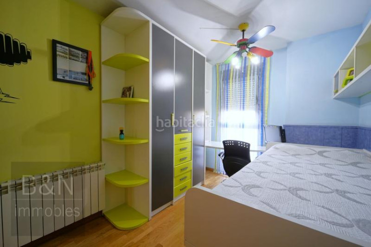 Dúplex tu hogar con alma espacio, confort, tres salidas al exterior y zona comunitaria con piscina y plaza de parking en Terrassa