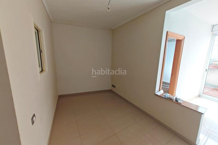 Casa zona de la grípia. casa adosada de 3 plantas + 4habs. + 2lav. + terraza + patio en Terrassa