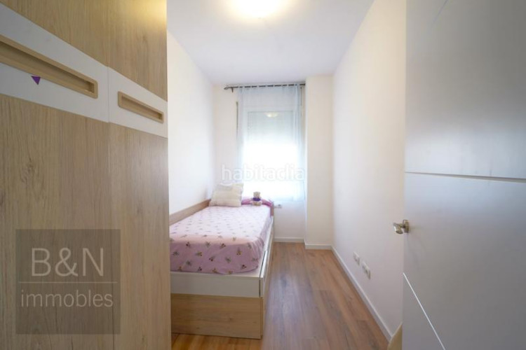 Piso una vivienda con calidez, luz y balcón recién reformado con plaza de garaje incluida en Terrassa