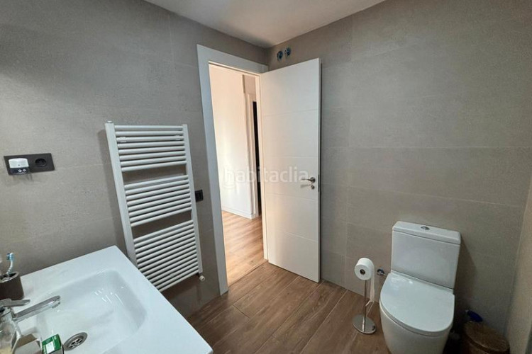 Casa adosada unifamiliar adosada, 4 habitaciones, gran garaje y terraza en Terrassa