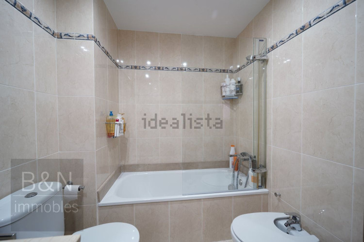 ¡Te vas a enamorar de su carácter! Amplio, luminoso, con zona comunitaria, párquing y trastero.
