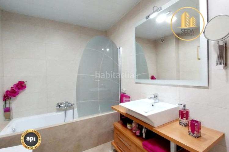 Casa impecable casa unifamiliar renovada con 4 plantas, garaje triple y estudio con chimenea en la gripia en Terrassa