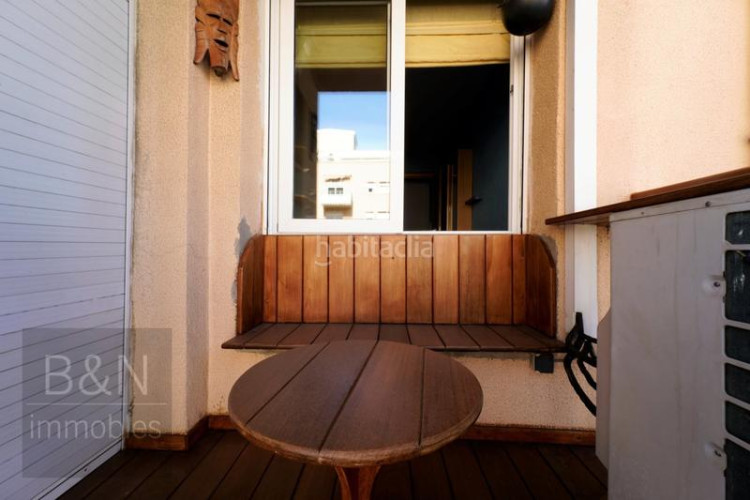 Piso una vivienda reformada, llena de luz natural, de estilo moderno y equipada con muebles hechos a medida! en Terrassa
